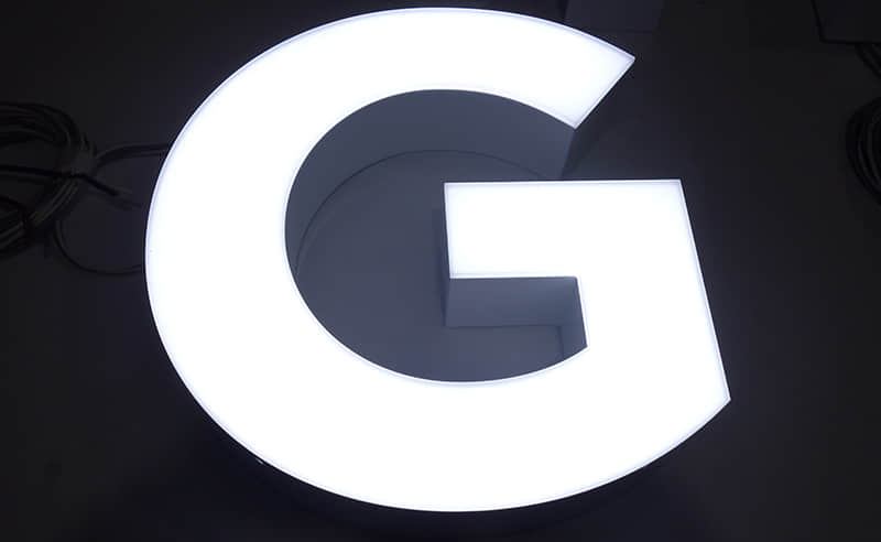 Frontlit trimless signs