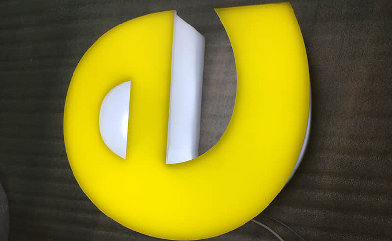 3D lit acrylic letters